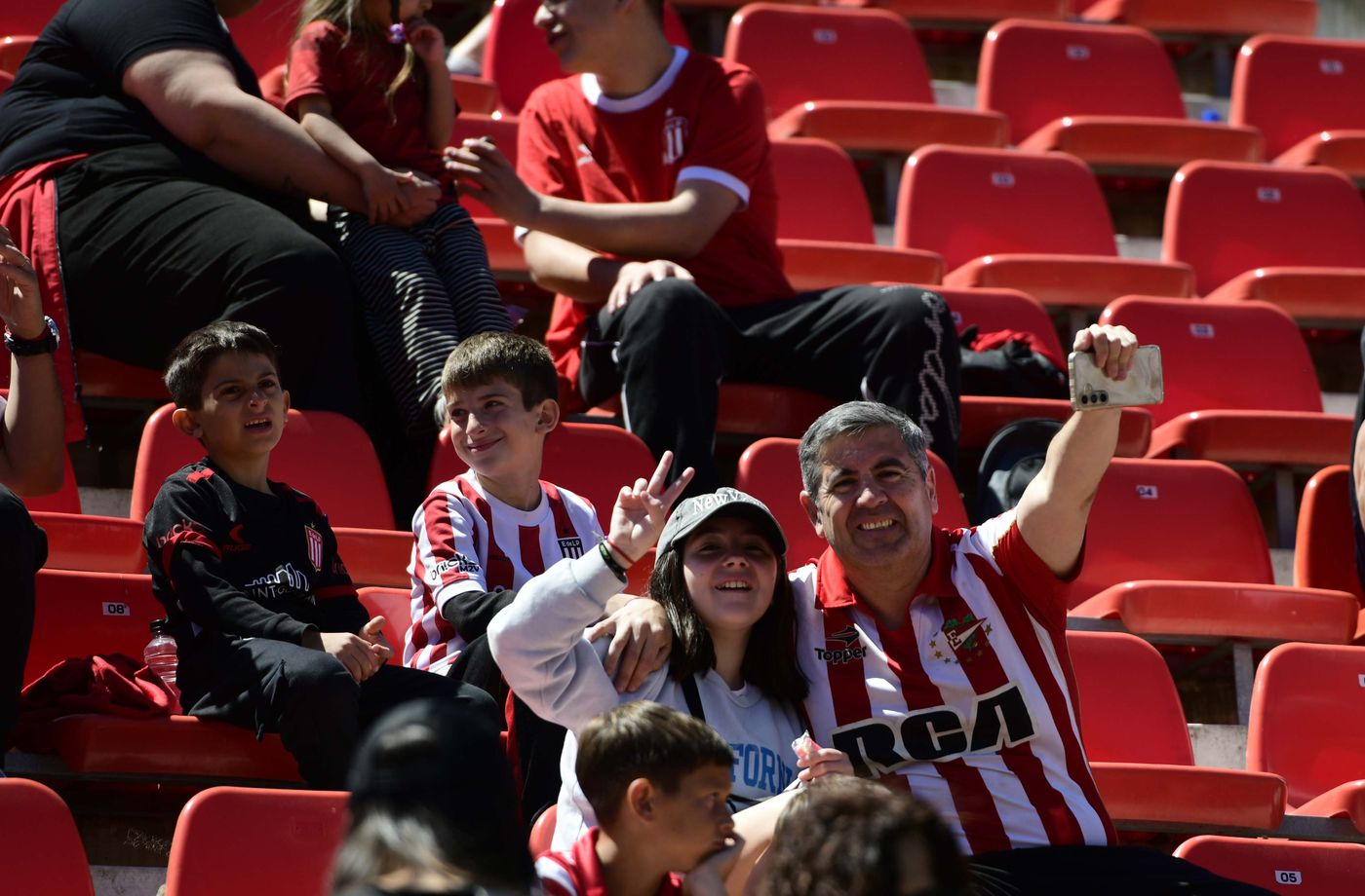 Estudiantes Gimnasia hinchas