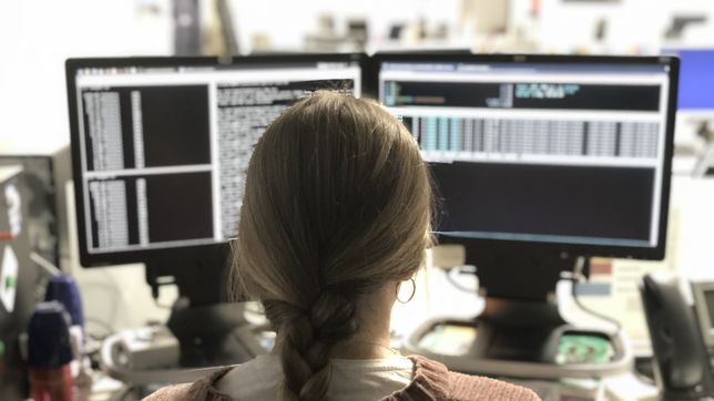 lanzan becas para mujeres que quieran estudiar tecnologia y cobrar en dolares
