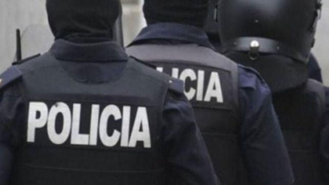 falsos policias entraron a una casa, la saquearon y dejaron atado un hombre a un palo
