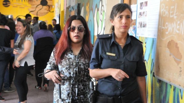 la mujer que quedo ciega por los golpes de su ex fue a votar con custodia policial