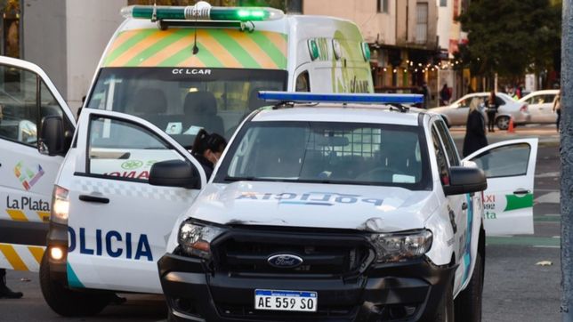 un tremendo choque entre un auto y una moto casi termina en tragedia en los hornos