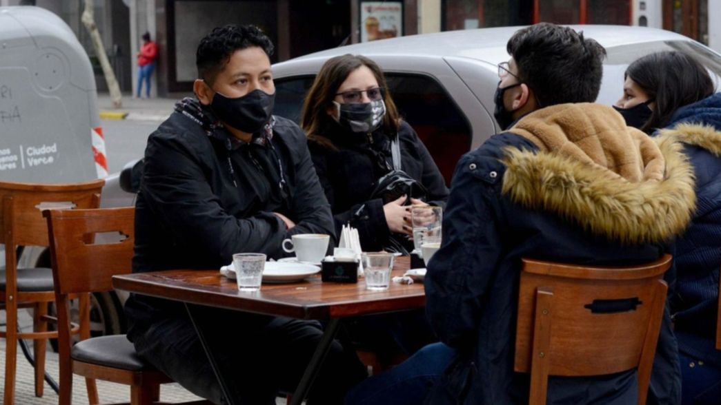 Planean peatonalizar calles de La Plata para promover la actividad de bares y restaurantes