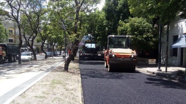 chau empedrado: comenzaron a pavimentar en diagonal 73 entre plaza moreno y azcuenaga