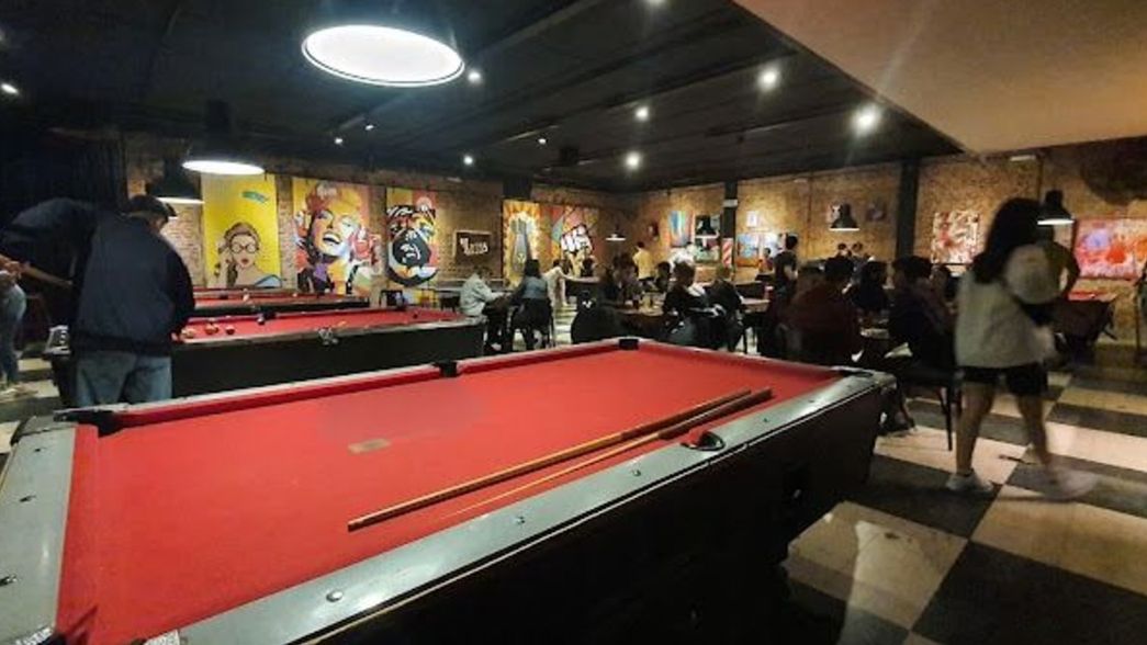 Apareció otra persona echada de la cervecería Las Artes por no ser universitario