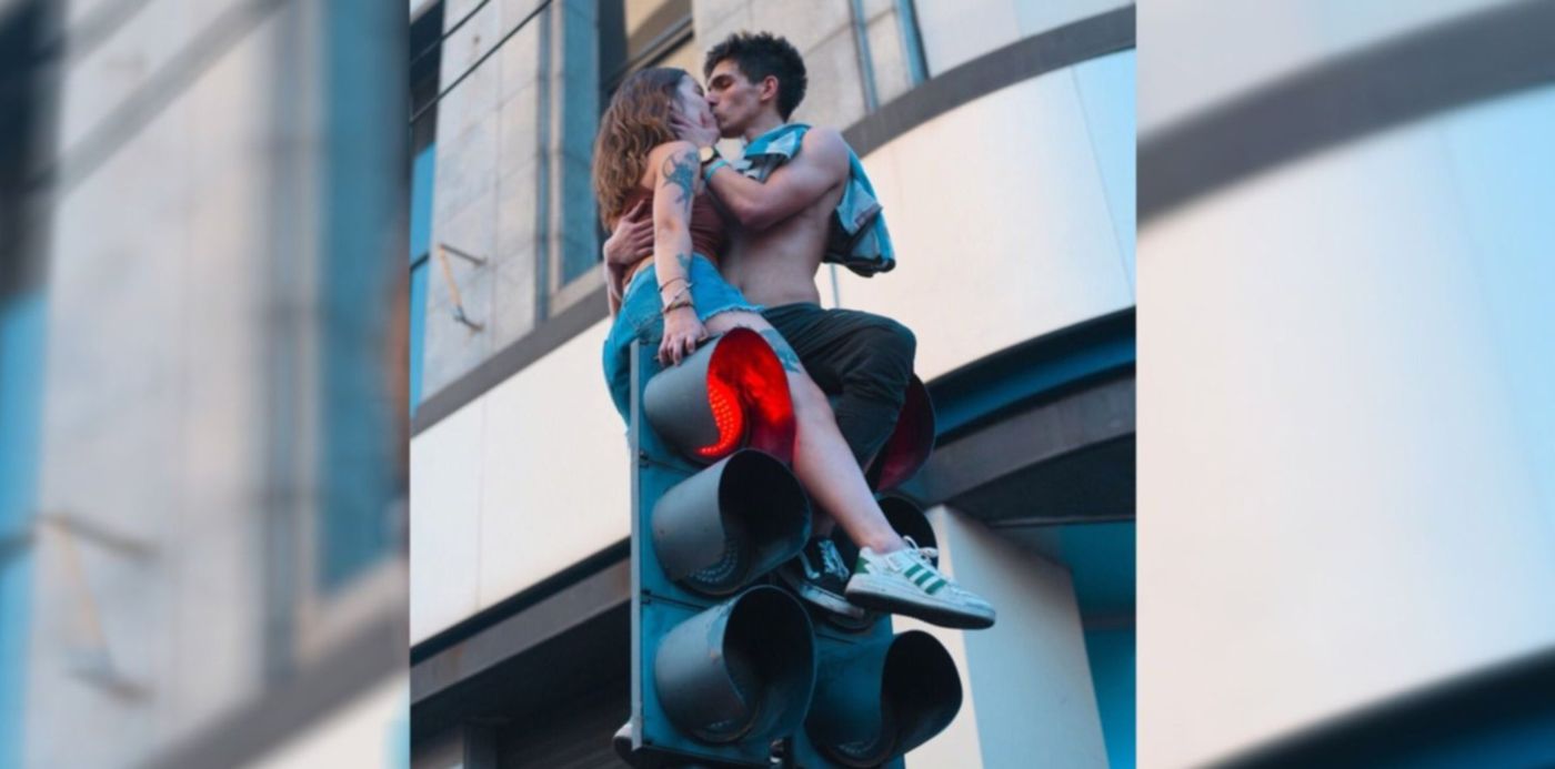 Beso en el semáforo