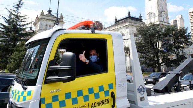 video: garro se subio a una de las nuevas gruas de acarreo y manejo por la plata