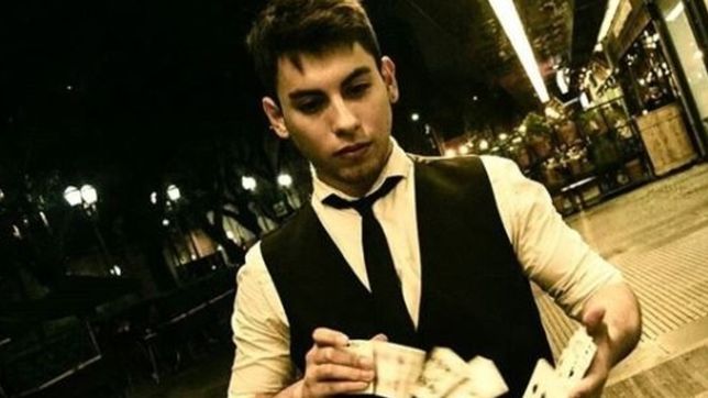 magia e ilusionismo: ¿quien es el hombre que sorprende por la calle a los platenses?