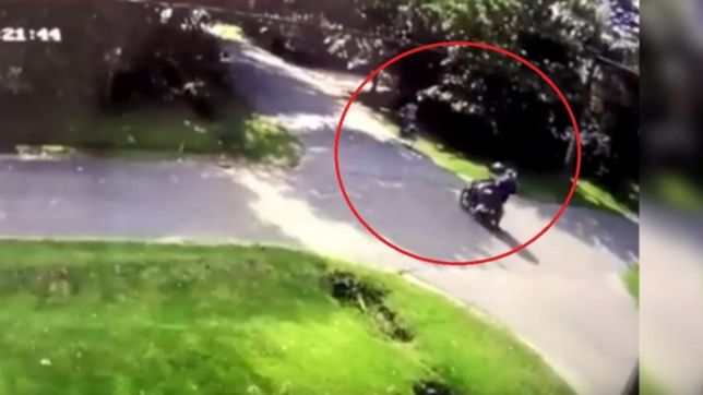 video: violento robo y ataque de motochorros a una mujer en la plata