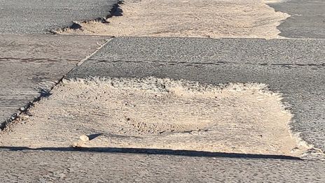Vecinos de Tolosa reclaman el arreglo de dos enormes baches que ya causaron varios choques y daños graves