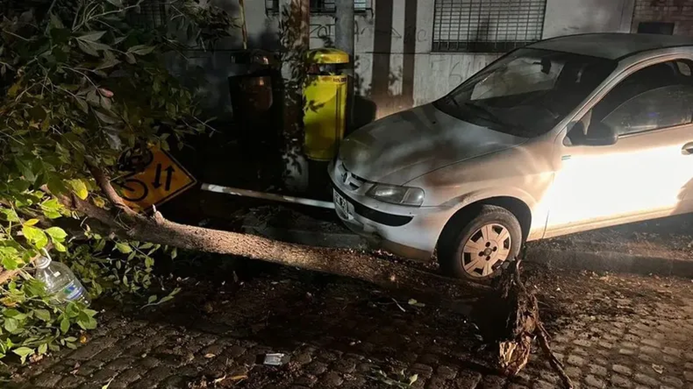 Así quedó el auto del agente del Servicio Penitenciario Bonaerense tras el choque en La Plata. Así quedó el auto del agente del Servicio Penitenciario Bonaerense tras el choque en La Plata.