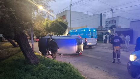 Fuerte choque y vuelco en La Plata terminó con un nene de 7 años herido