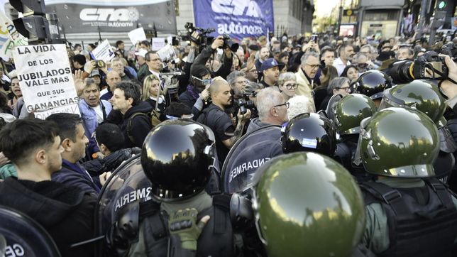 gases y golpes contra manifestantes que repudiaban el veto a la movilidad jubilatoria
