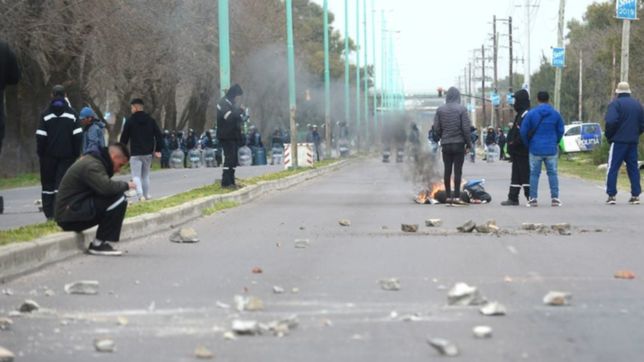 video: asi fueron los violentos cruces entre los trabajadores de la uocra y la policia