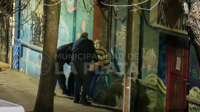 video: asi atraparon a dos jovenes que habian robado en un local de la plata soho