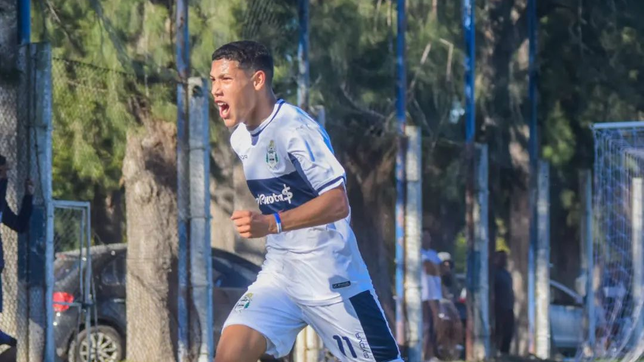 llego al lobo por un video que grabo su mama, la rompio y ahora firmara su primer contrato