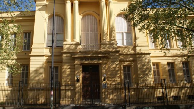 detuvieron a un hombre acusado de abusar a una alumna del liceo de la unlp