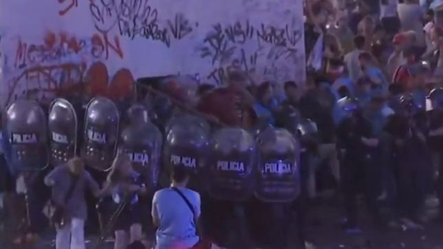 incidentes en el obelisco: hinchas se enfrentaron con la policia y hubo heridos