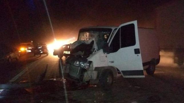 milagro en ruta 2: una camioneta quedo destrozada tras chocar contra un camion de carga