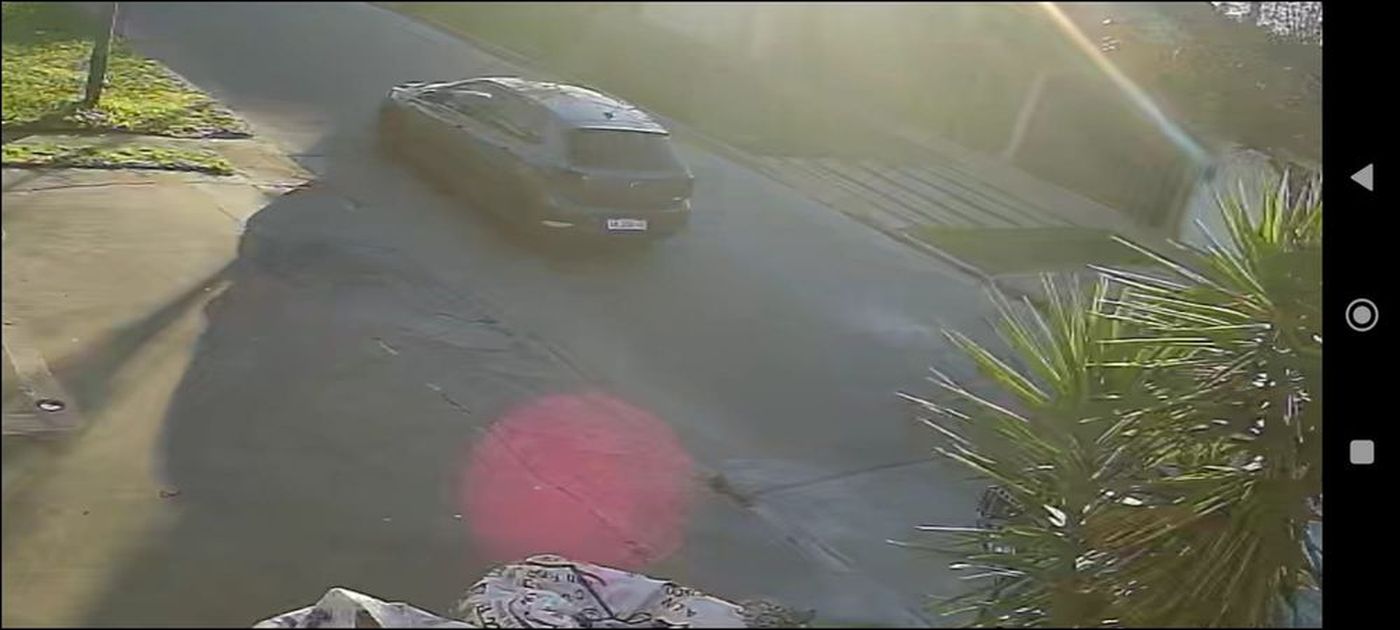La imagen del auto de los delincuentes mientras se daban a la fuga.