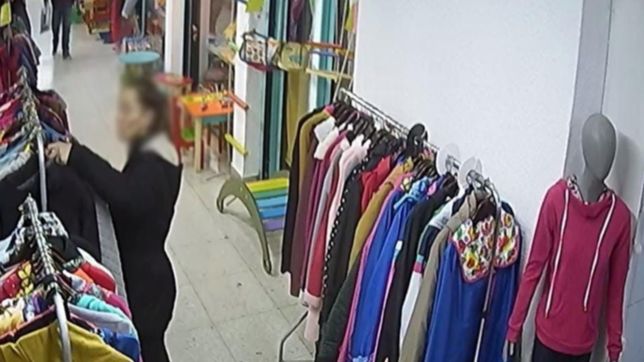 ladrona vip: estaciono en doble fila y se robo el tapado de un local