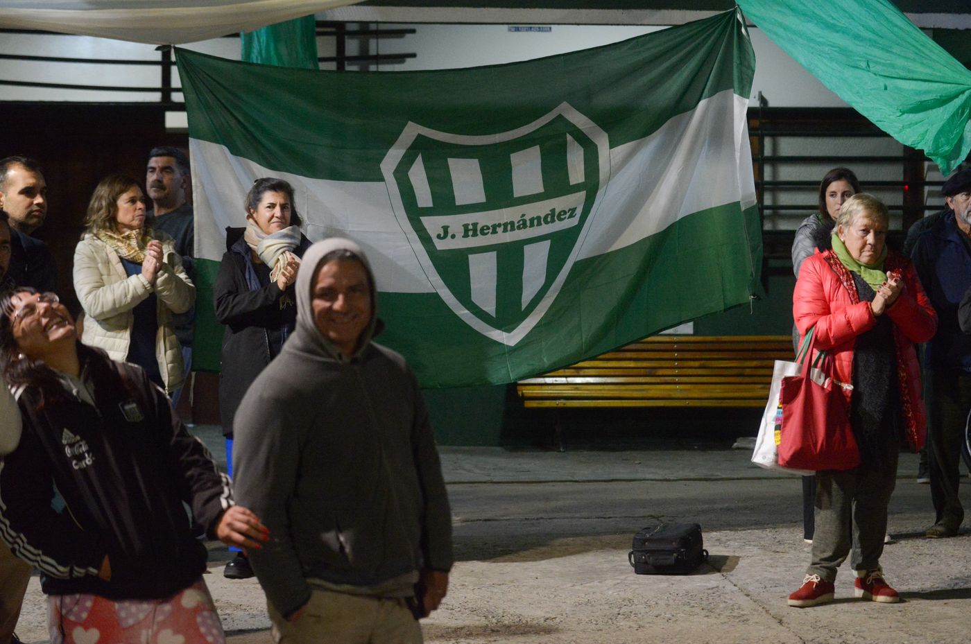 Una gran cantidad de socios y vecinos del Club José Hernández visibilizaron su reclamo tras la desafiliación que sufrieron por convertirse en una SAD.
