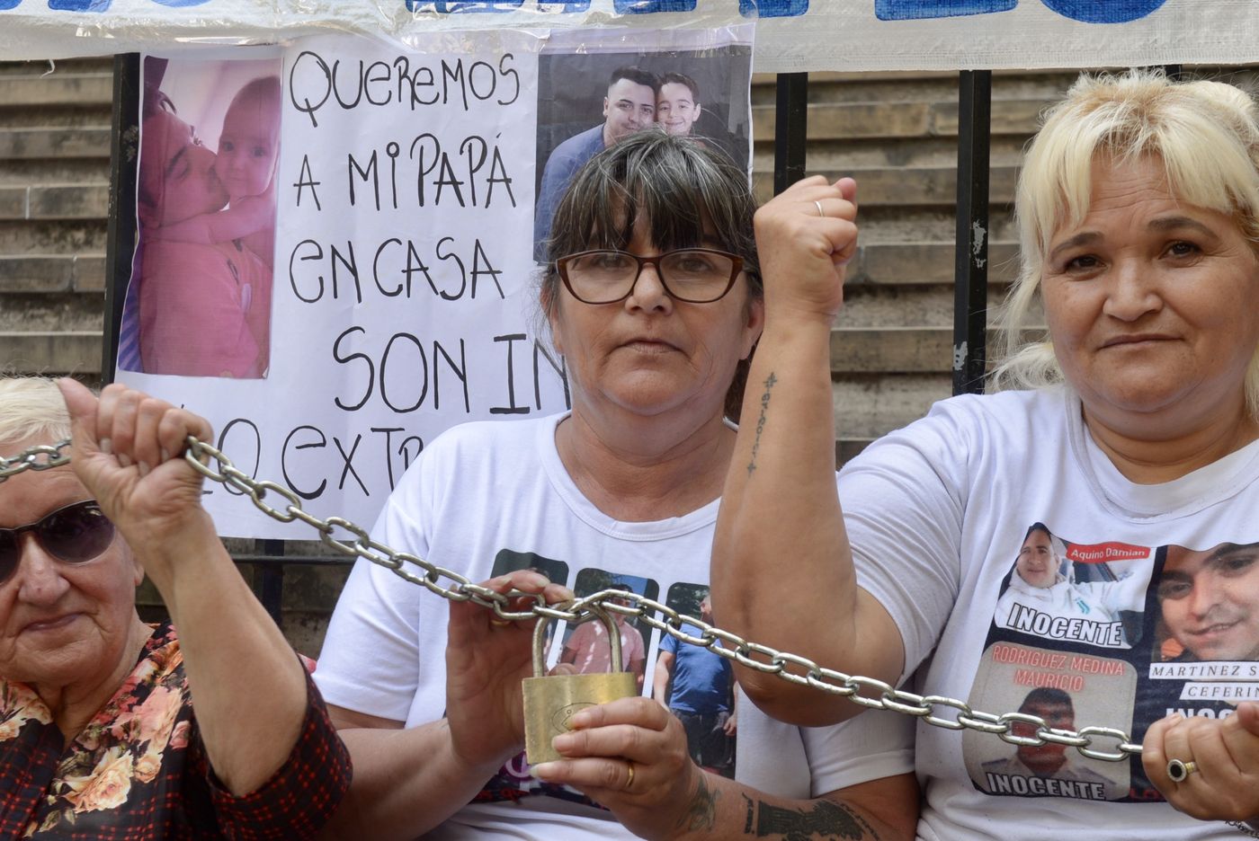 Varias mujeres se encadenaron en el fuero Penal de La Plata como medida de protesta