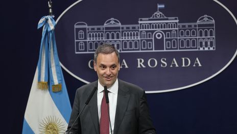 Manuel Adorni fue ascendido y tendrá un importante aumento de sueldo