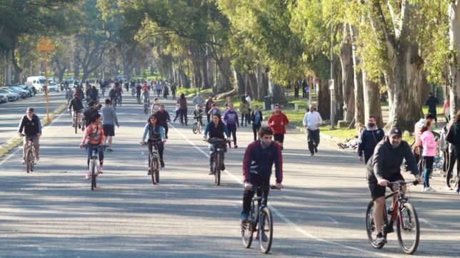 en bicicletas, con barbijos y disfraces: asi se vivio un sabado a puro sol en la plata