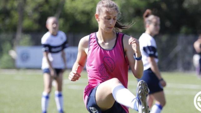 gimnasia: maradona se saco una foto con la jugadora del lobo que hizo el gol de otro planeta