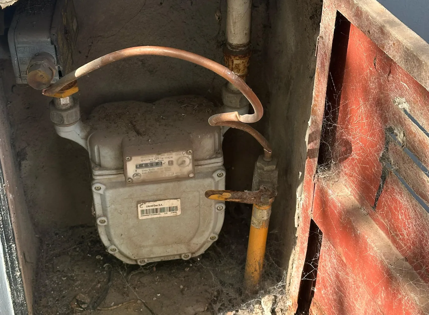Los delincuentes se llevan los materiales de los medidores para revenderlos. Se registraron varios damnificados en la zona de Parque Saavedra.