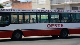 un repartidor hacia wheelie con su moto por la 520, choco contra un micro oeste y murio un repartidor hacia wheelie con su moto por la 520, choco contra un micro oeste y murio