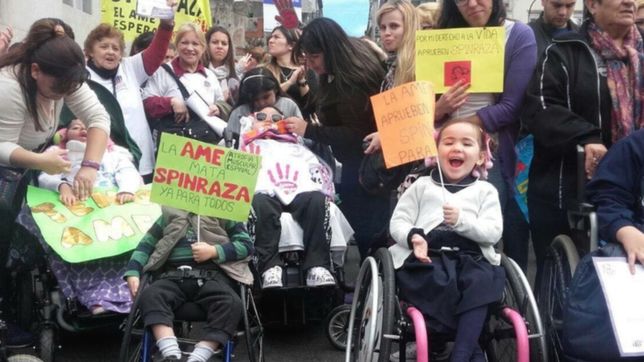 una familia de la plata necesita 250 mil dolares por mes para tratar a su bebe y busca ayuda