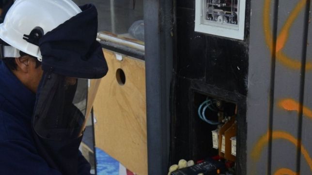 intento arreglar un transformador de edelap, recibio una descarga y volo cinco metros