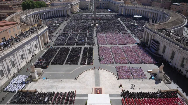 con mas de 150.000 en la plaza san pedro y una ceremonia austera, el mundo despidio al papa francisco