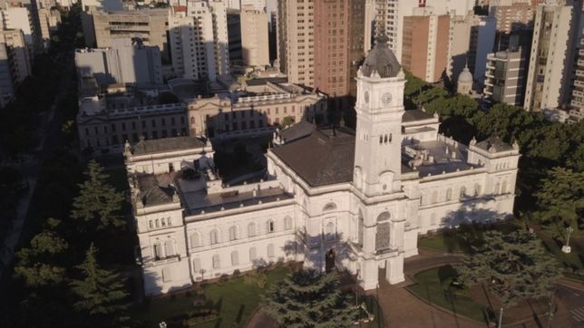 a quienes alcanza y de cuanto es la reduccion de sueldos que decreto julio garro en la plata