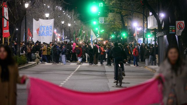 vecinos y movimientos sociales cortaron 7 y 50 tras el fallo que condeno a cristina kirchner
