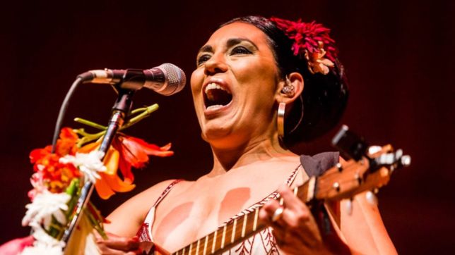 la charo le canta a mercedes sosa celebrando su vida y obra