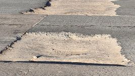 vecinos de tolosa reclaman el arreglo de dos enormes baches que ya causaron varios choques y danos graves
