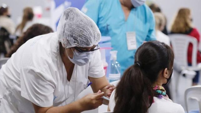 el gobierno evalua hacer un ensayo para combinar vacunas ante el avance de la cepa delta