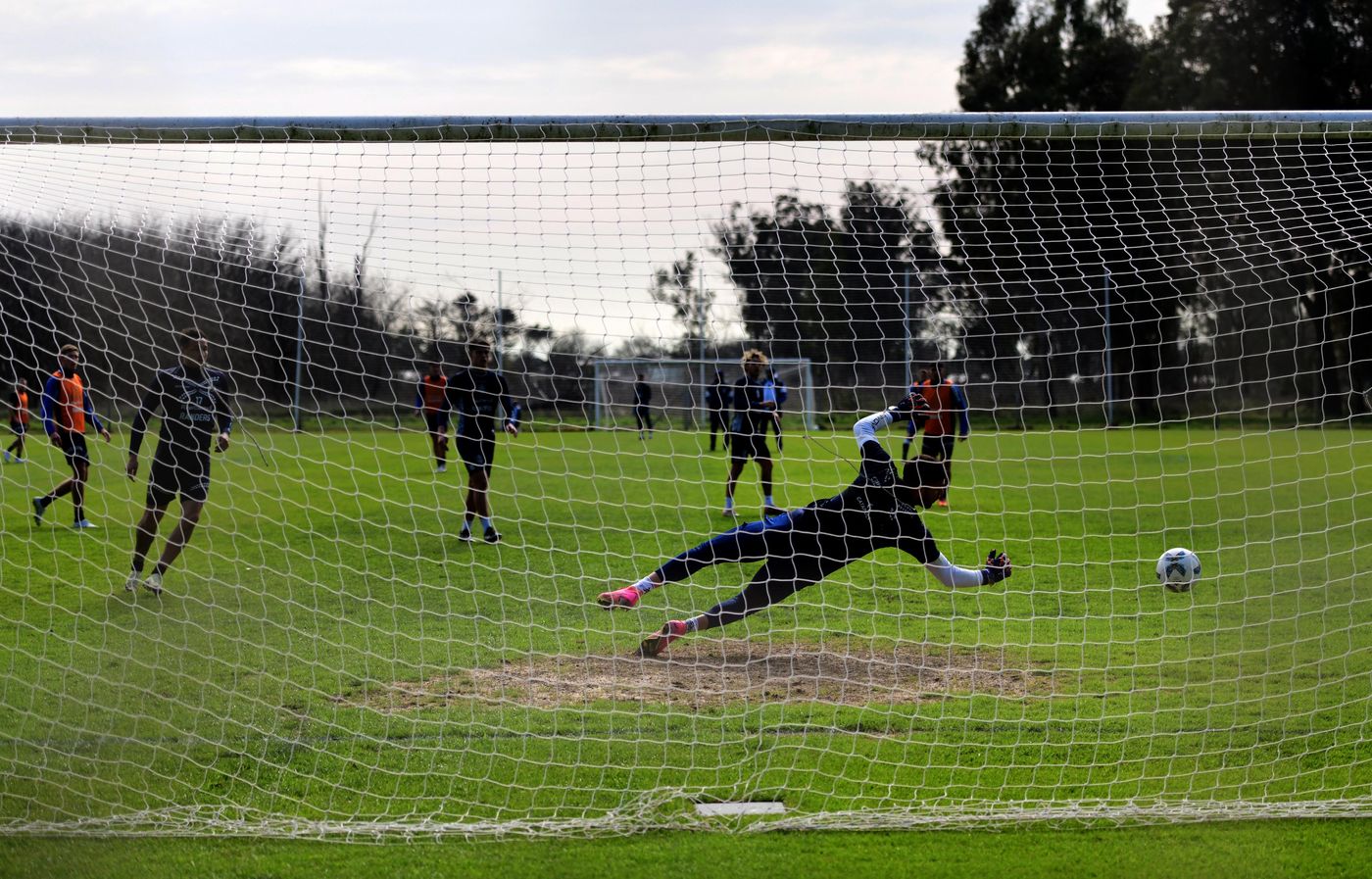 Entrenamiento Gimnasia fútbol arquero.jpg