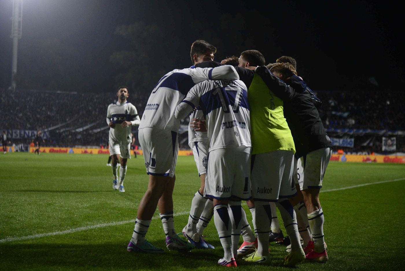 Gimnasia unido y abrazado en un grito de gol.