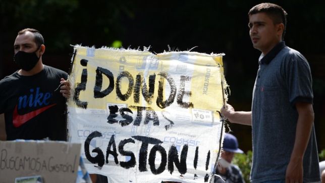 familiares de gaston marquez marcharon en la plata y piden por su aparicion