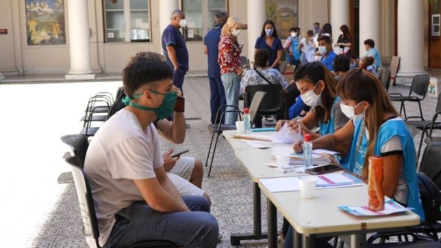 mas de 200 personas se vacunaron contra el coronavirus en el rectorado de la unlp