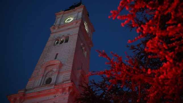 la municipalidad se pinto de rojo para concientizar sobre el acv y anuncio actividades