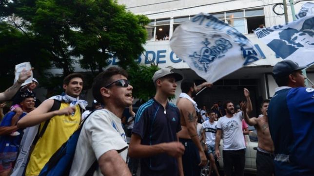 hinchas de gimnasia marcharon a la sede social y pidieron ser locales en el bosque