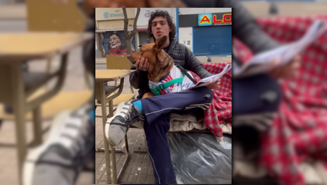 El joven que buscaba una casa para él y su mascota fue ayudado por cientos de vecinos y ya tiene hogar
