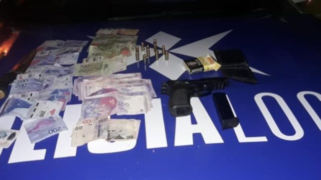 asalto a una mujer, lo persiguio la policia y lo atraparon con armas y cuchillos