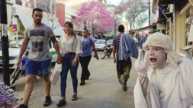 la estatua viviente de la plata fue a votar disfrazada, pero termino sin peluca