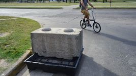 preocupacion por una valla de hormigon abandonada en plena calle tras los recitales de los piojos 