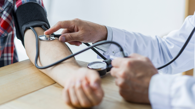 el gobierno quiere que los jovenes paguen un seguro de salud para financiar la atencion medica en su vejez
